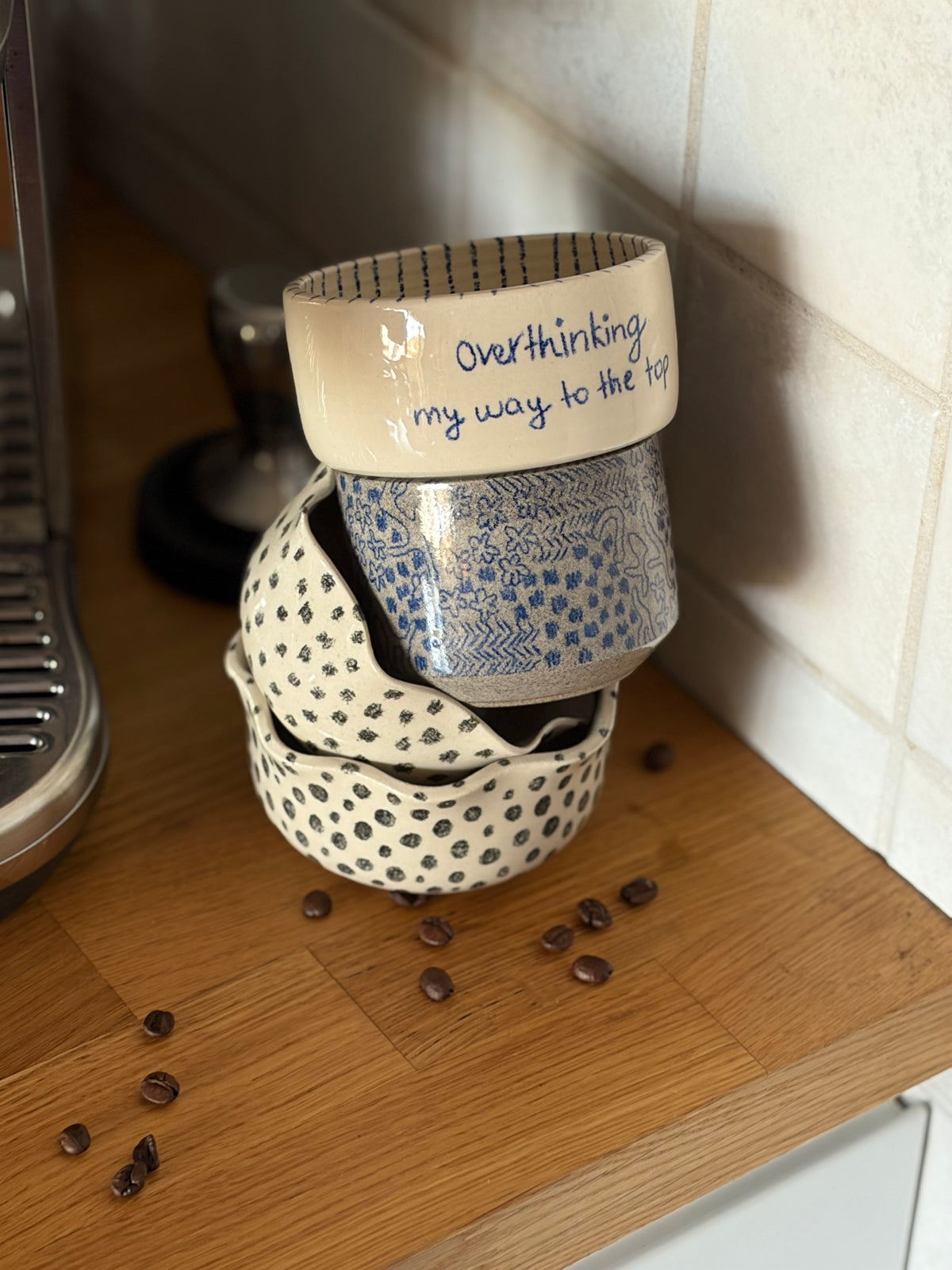 handgemachte Becher aus Keramik
