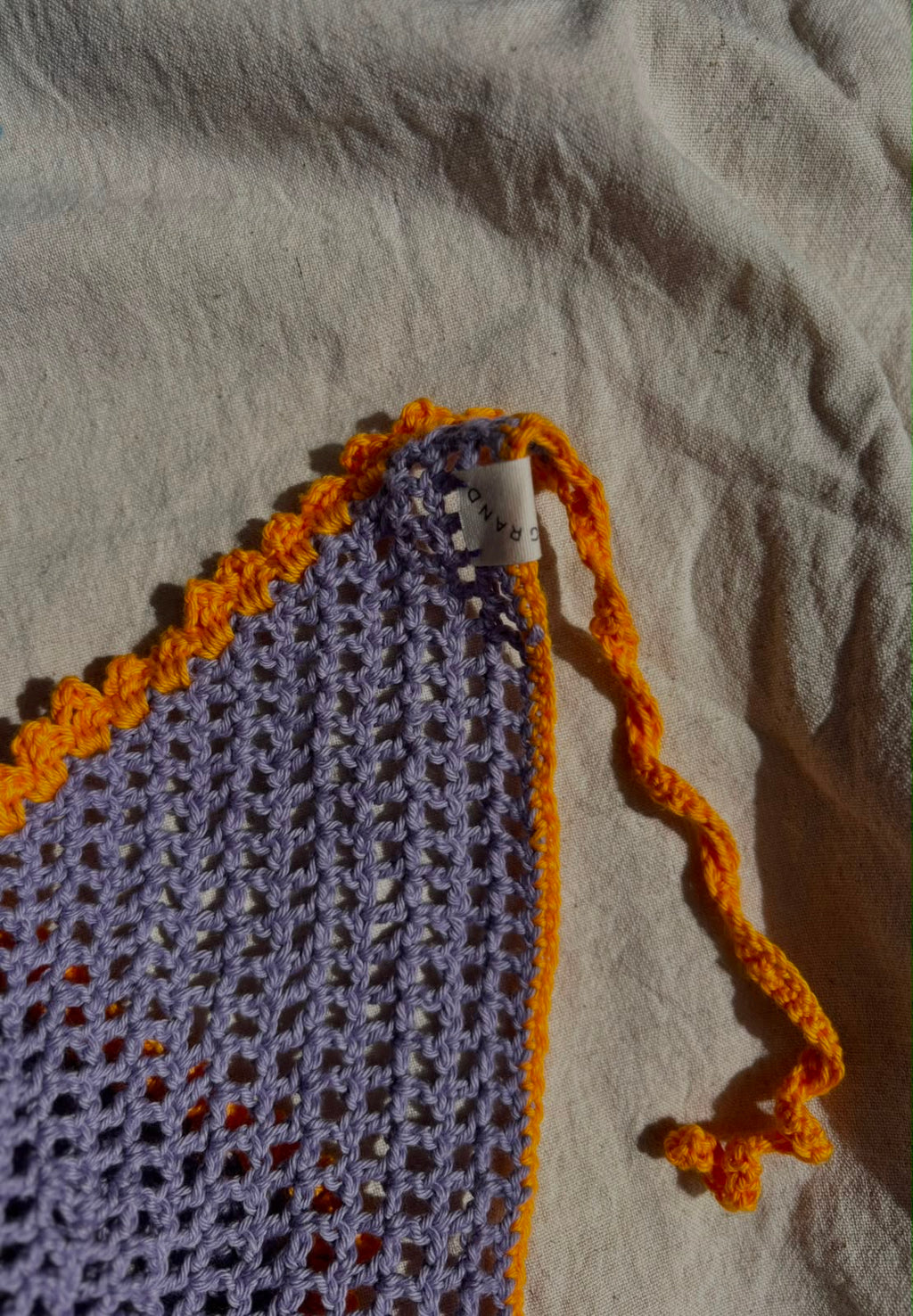 Gehäkeltes bandana in Lila und orange 