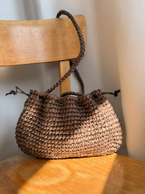 braune pouch aus raffia. von Arc Bags. Die tasche ist mit  Schulter Henkel zu sehen