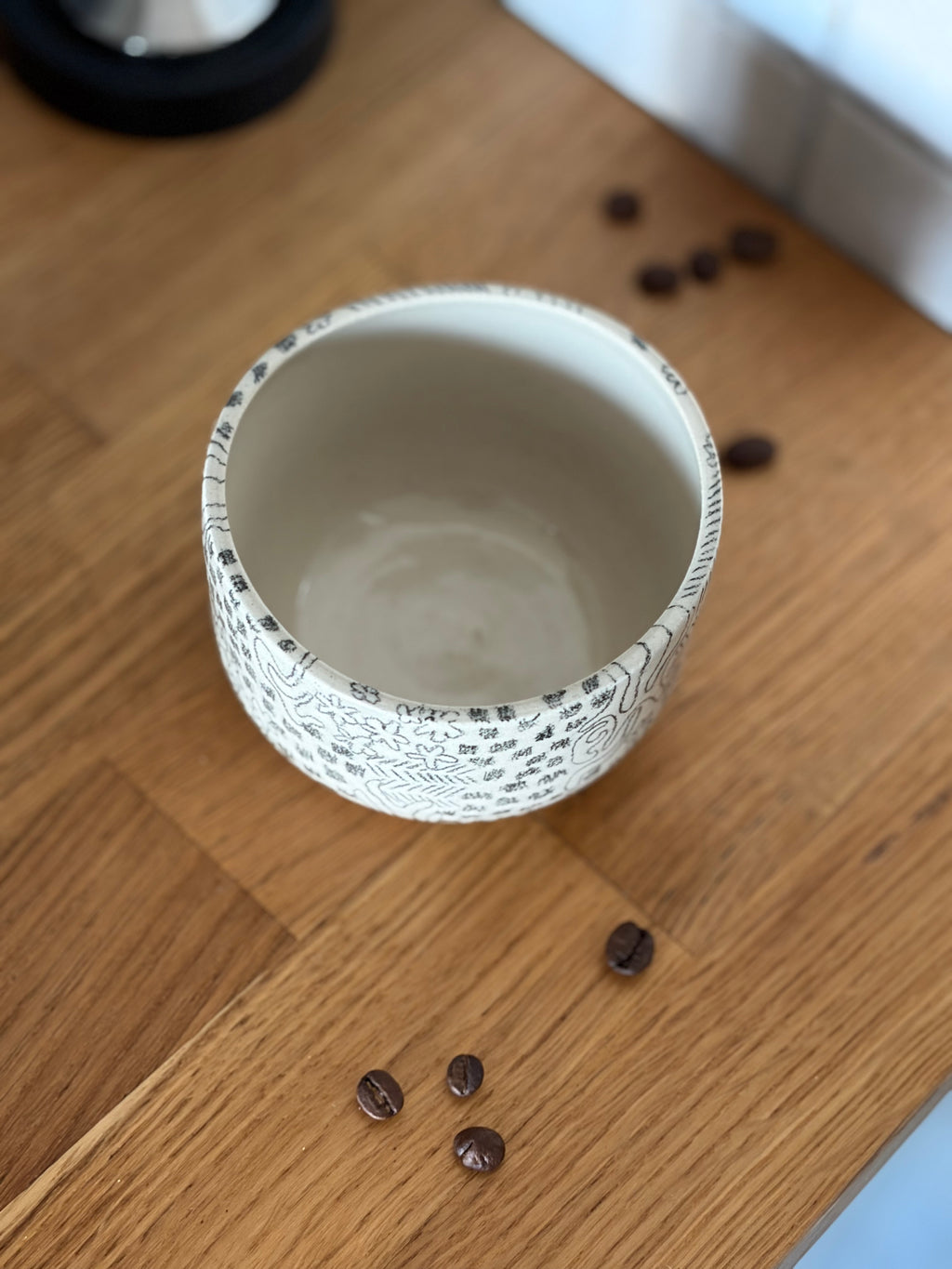 Keramikbecher "Daydream" von oben in Küchenzeile