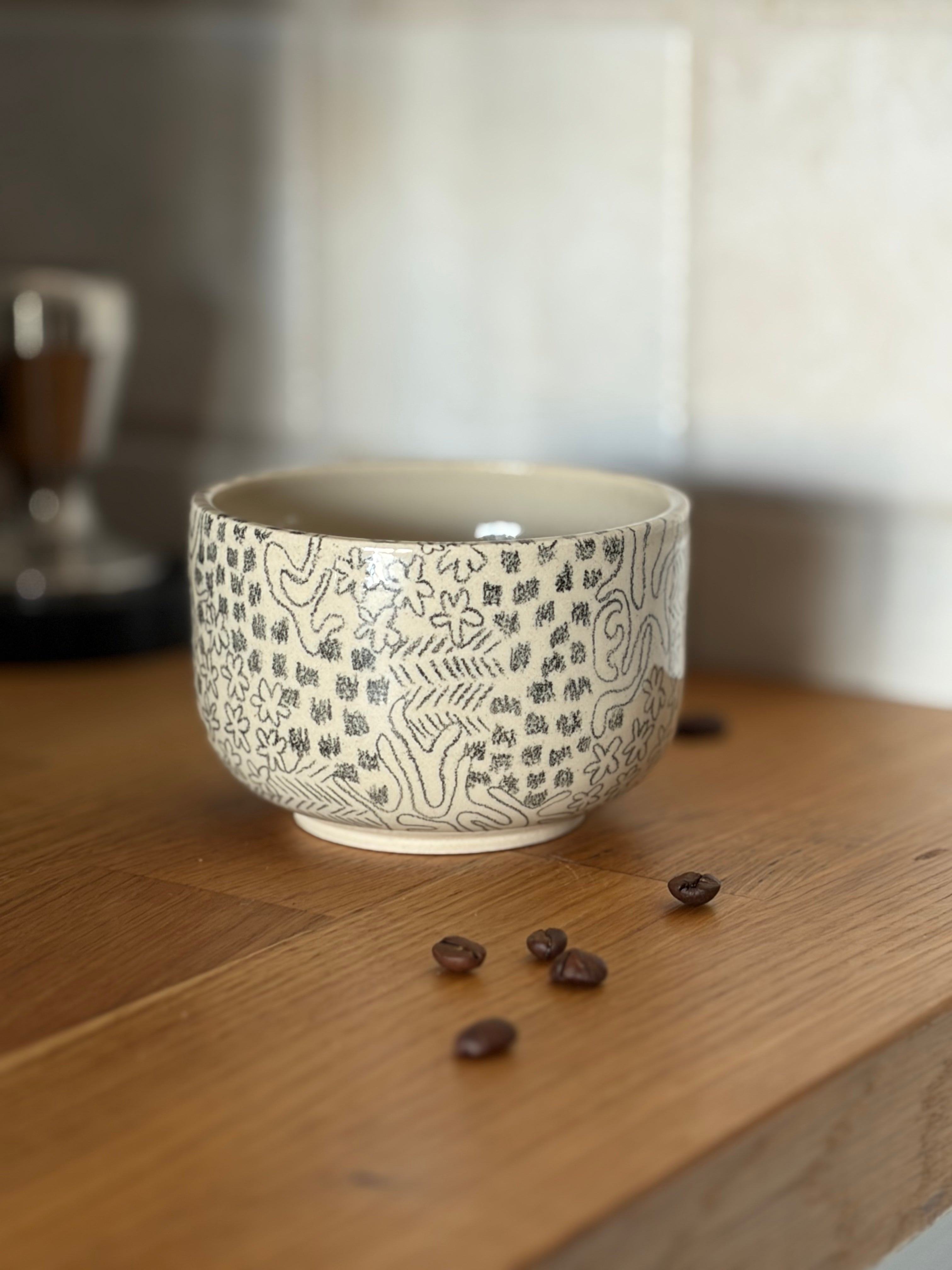 Daydream Becher auf Küchenzeile. Handbemalt mit schwarzem Muster 