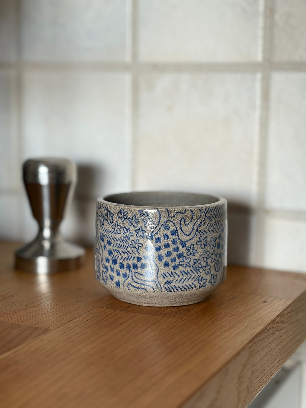 grauer handgemachter Keramikbecher mit blauem daydream muster 