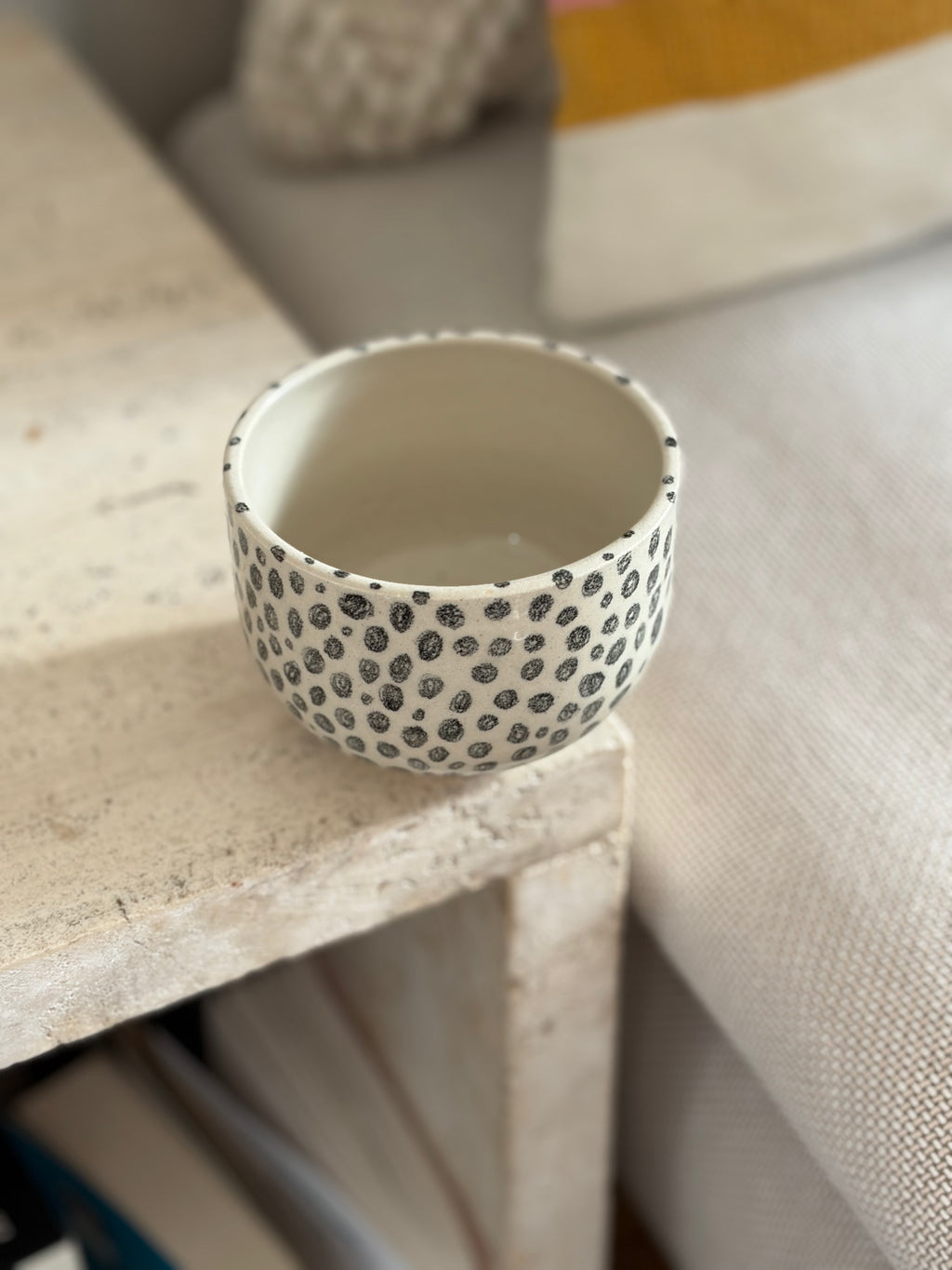 handgemachter Keramikbecher in beige mit schwarzen punkten handbemalt 
