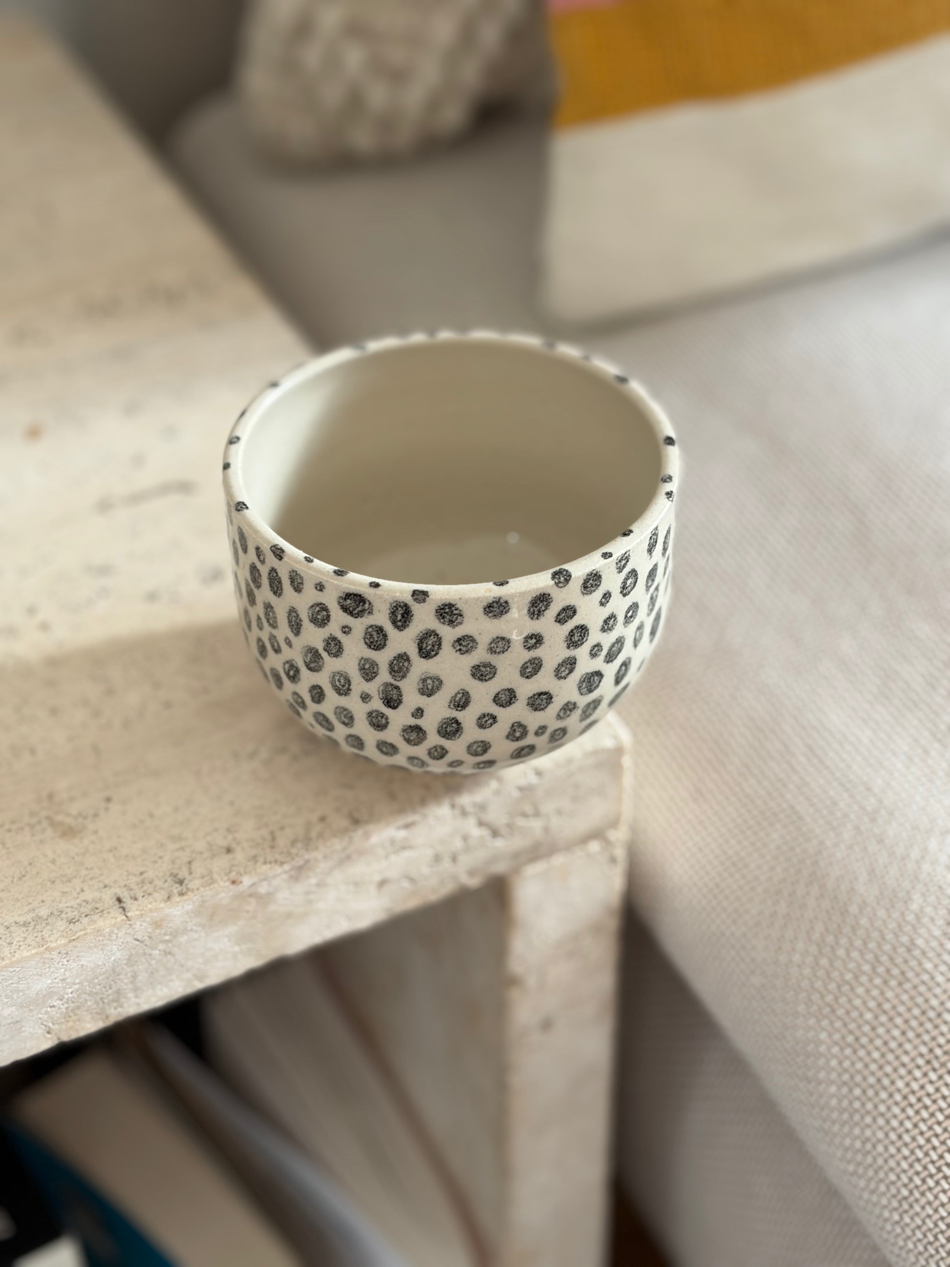 handgemachter Keramikbecher in beige mit schwarzen punkten handbemalt 