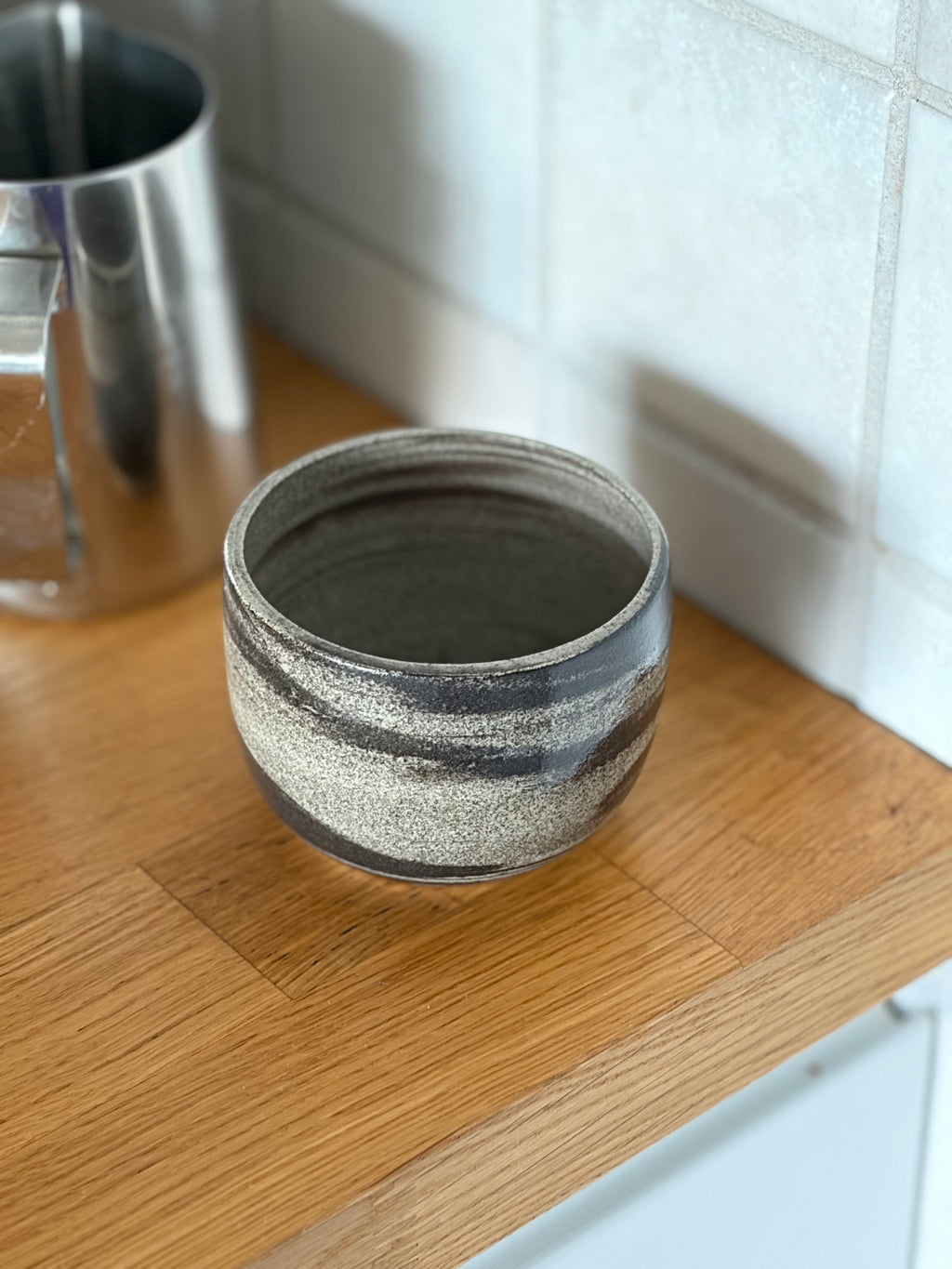 Keramikbecher aus marmoriertem ton, Ansicht von oben