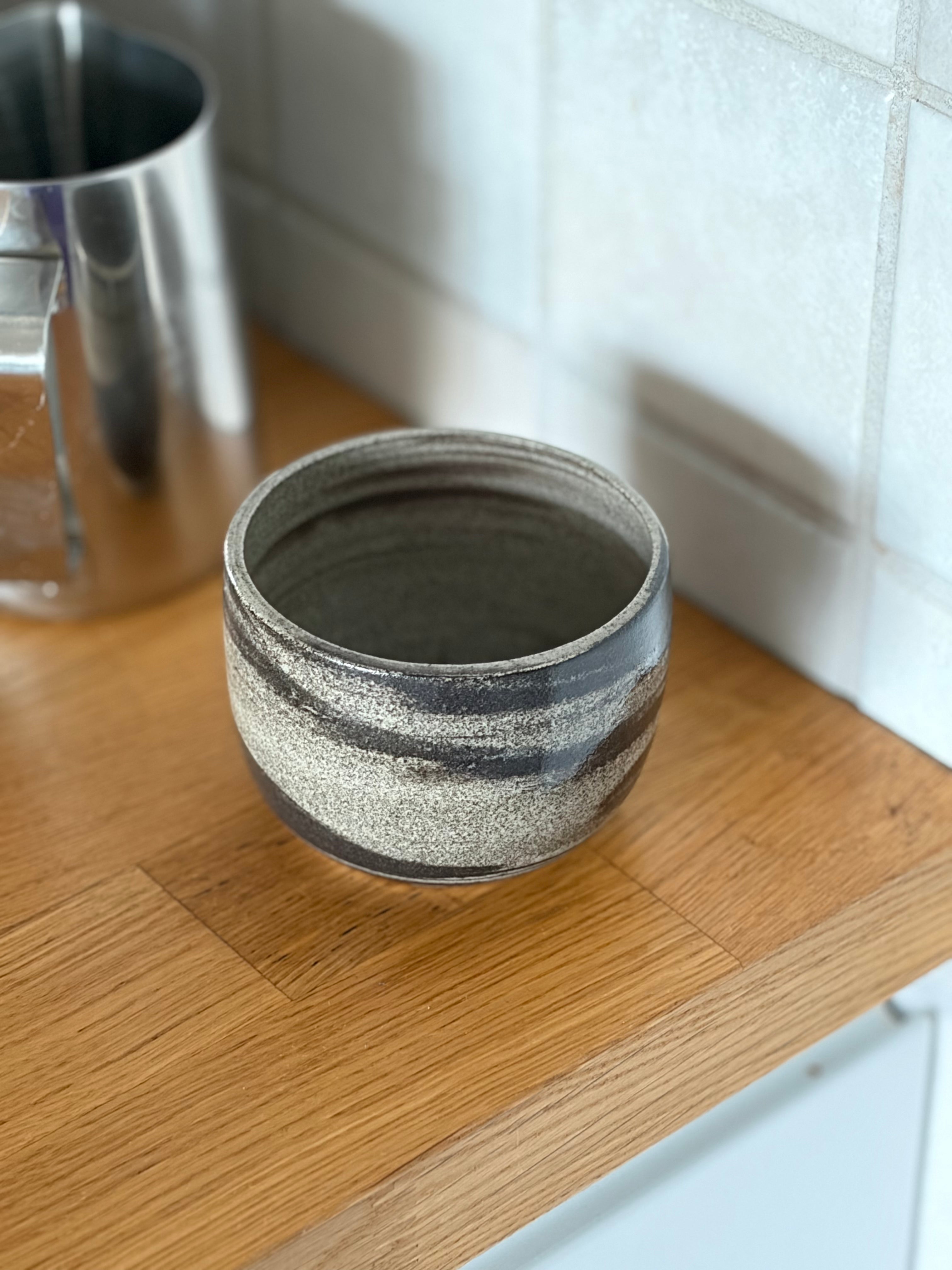 Keramikbecher aus marmoriertem ton, Ansicht von oben