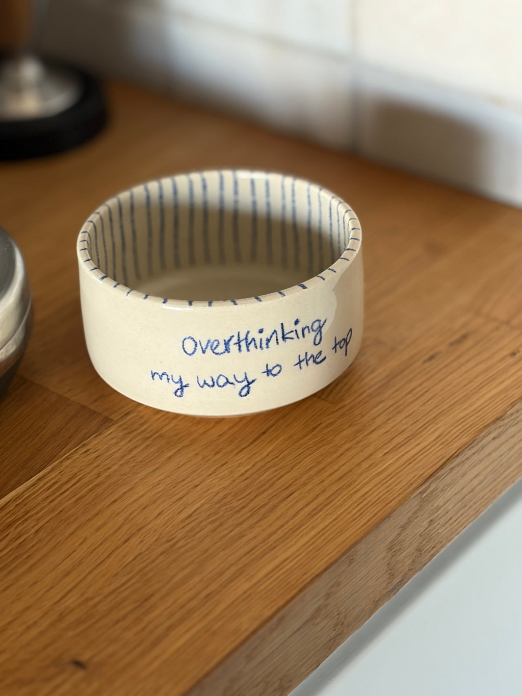 ein beider Keramikbecher mit der Aufschrift "overthinking my way to the top". von innen blau gestreift 
