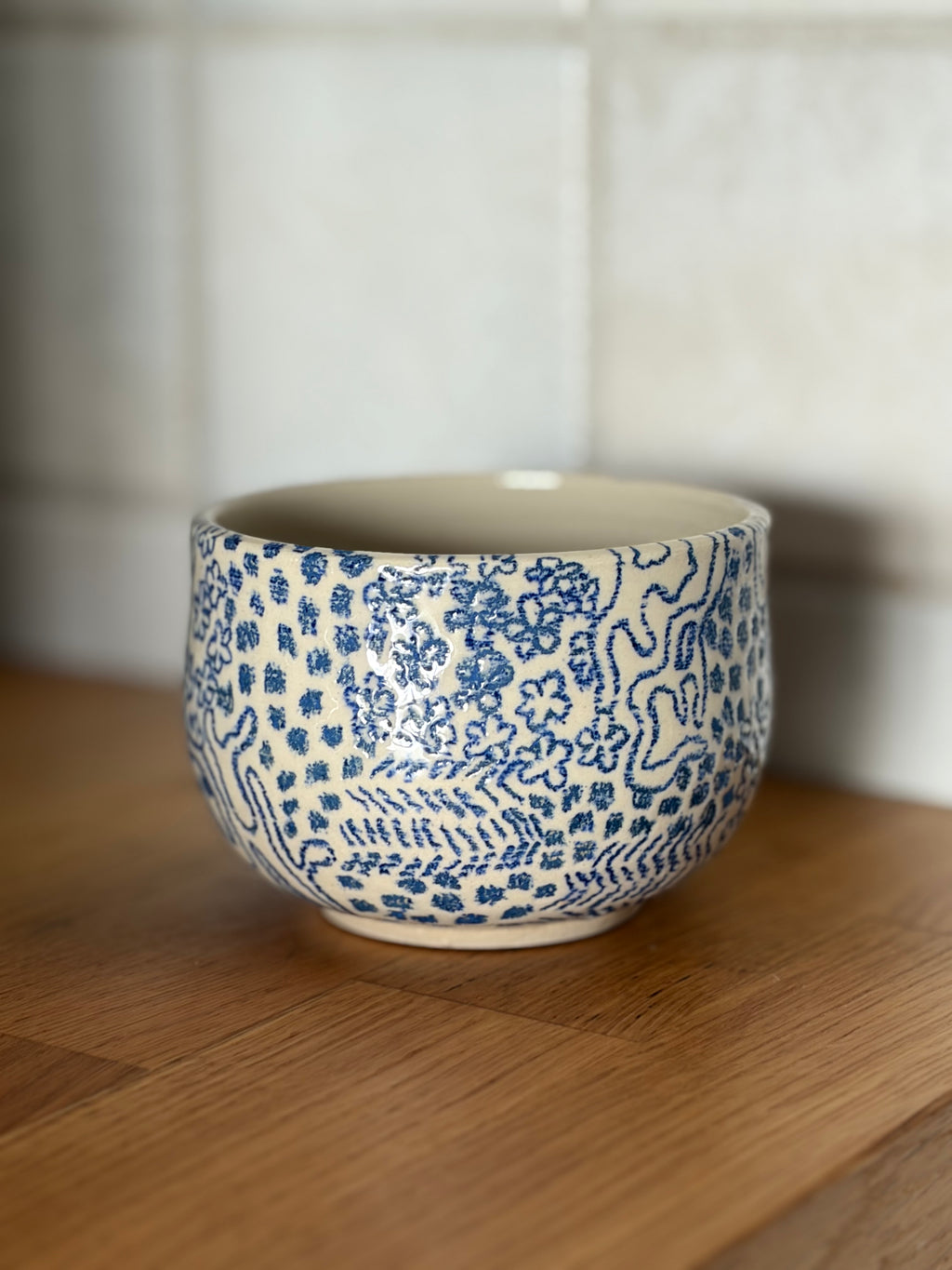 Keramikbecher mit blauem muster handbemalt 