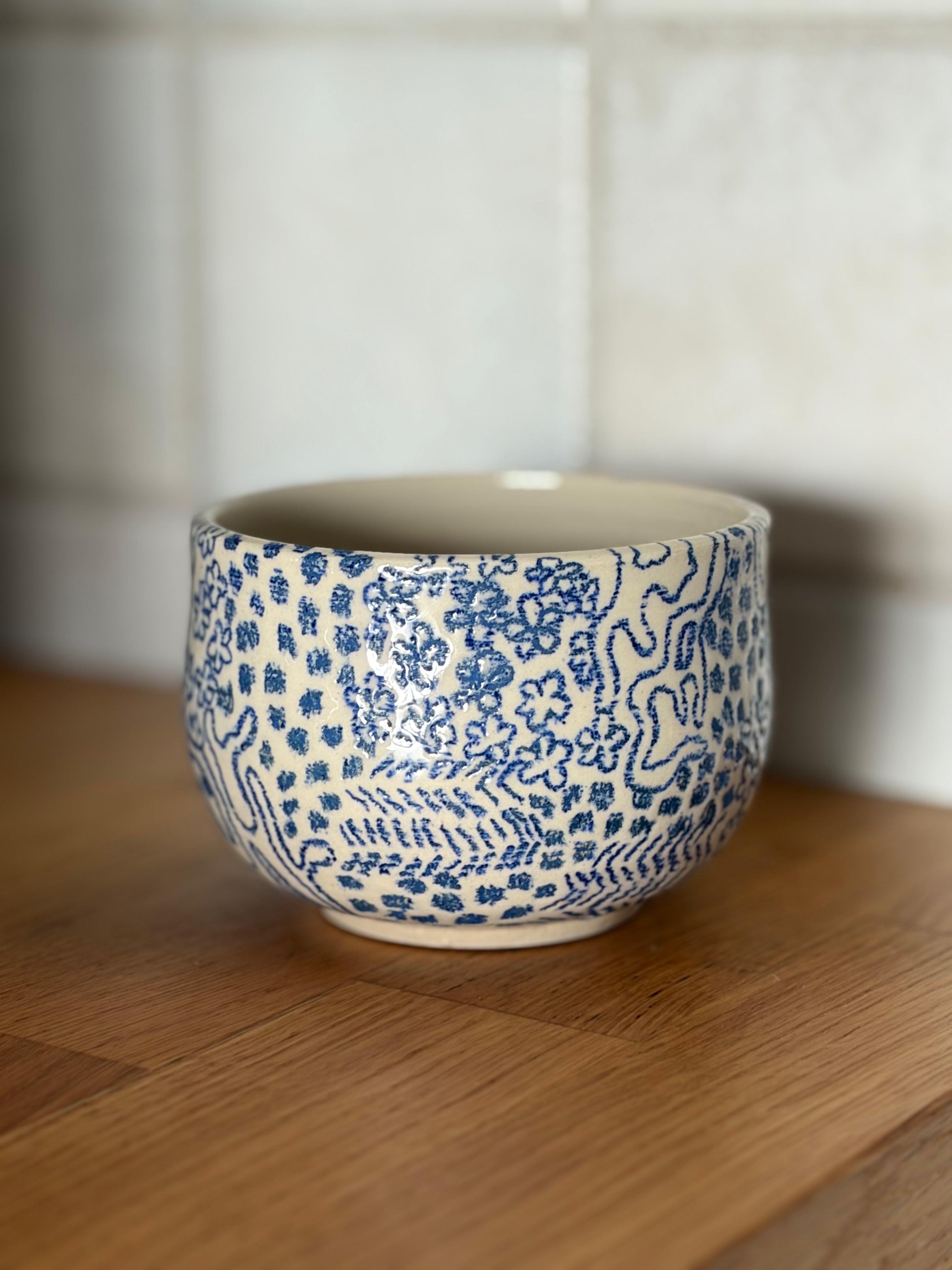 Keramikbecher mit blauem muster handbemalt 