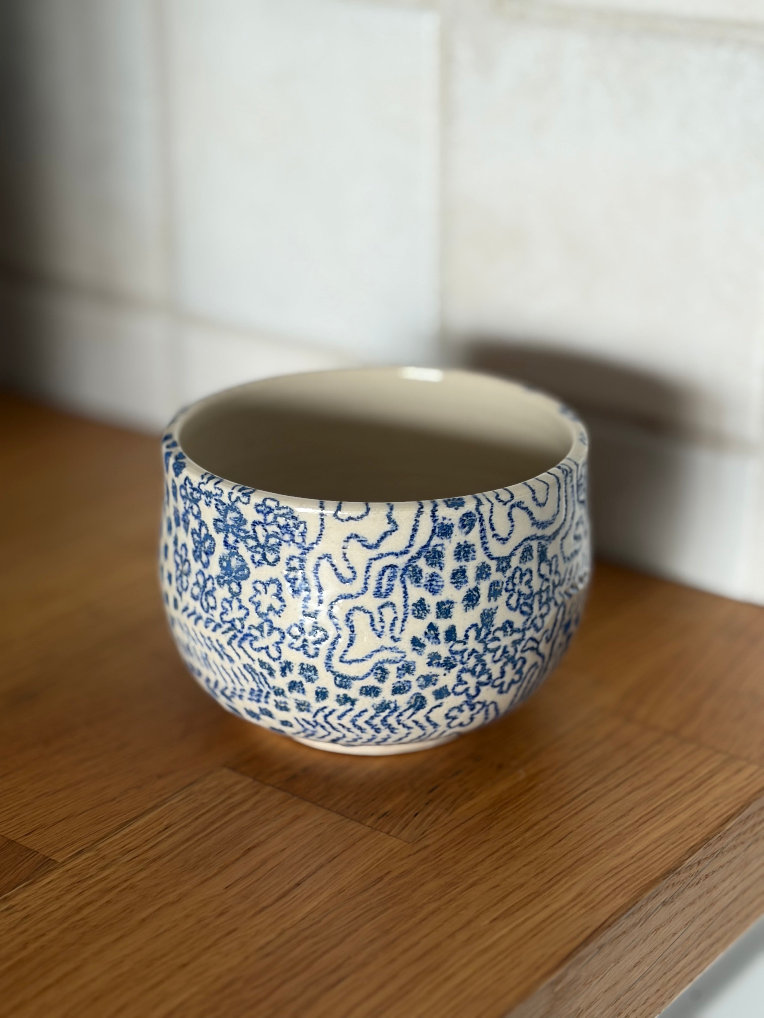 handbemalter Keramikbecher mit blauem muster 