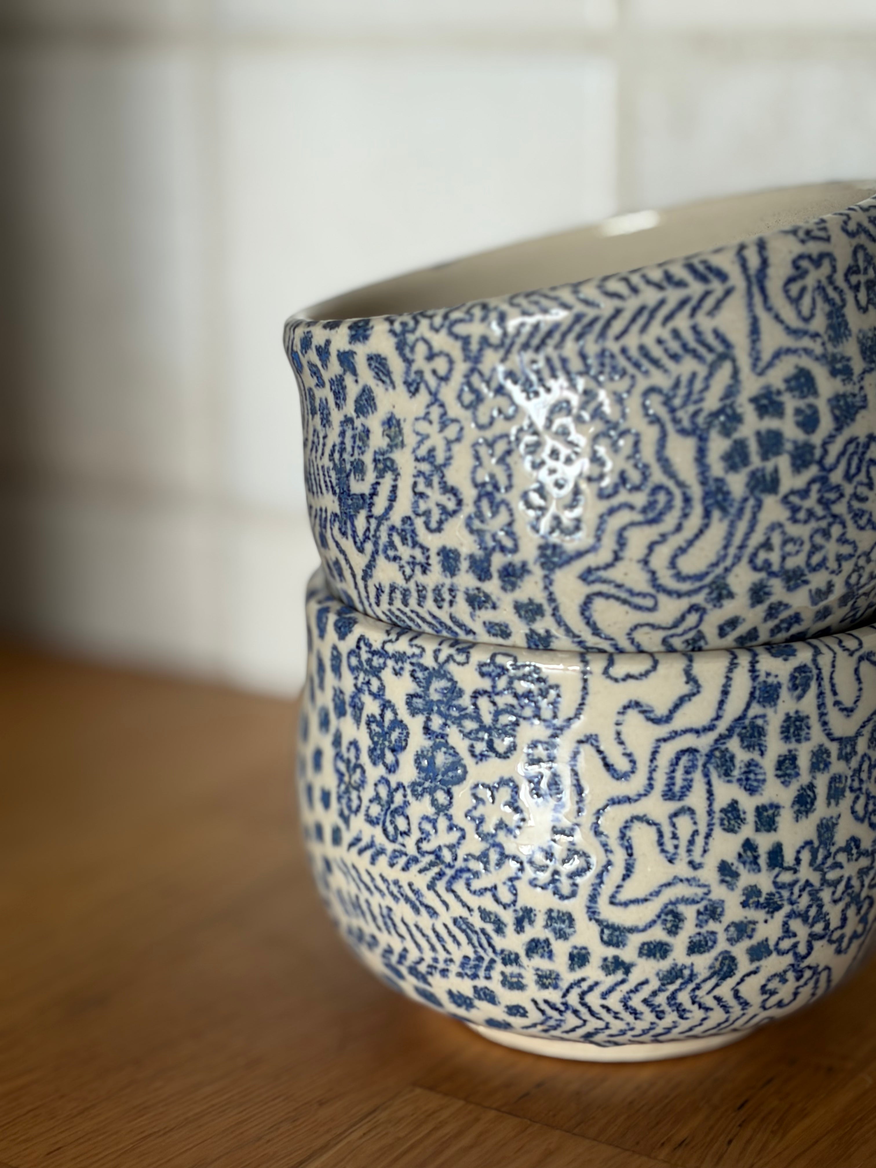 2 handgemachte Keramikbecher mit blauem muster handbemalt, gestapelt 