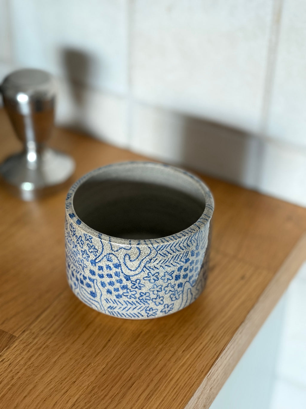 daydream cup aus grauem ton und blauem muster von oben fotografiert auf Küchenzeile 