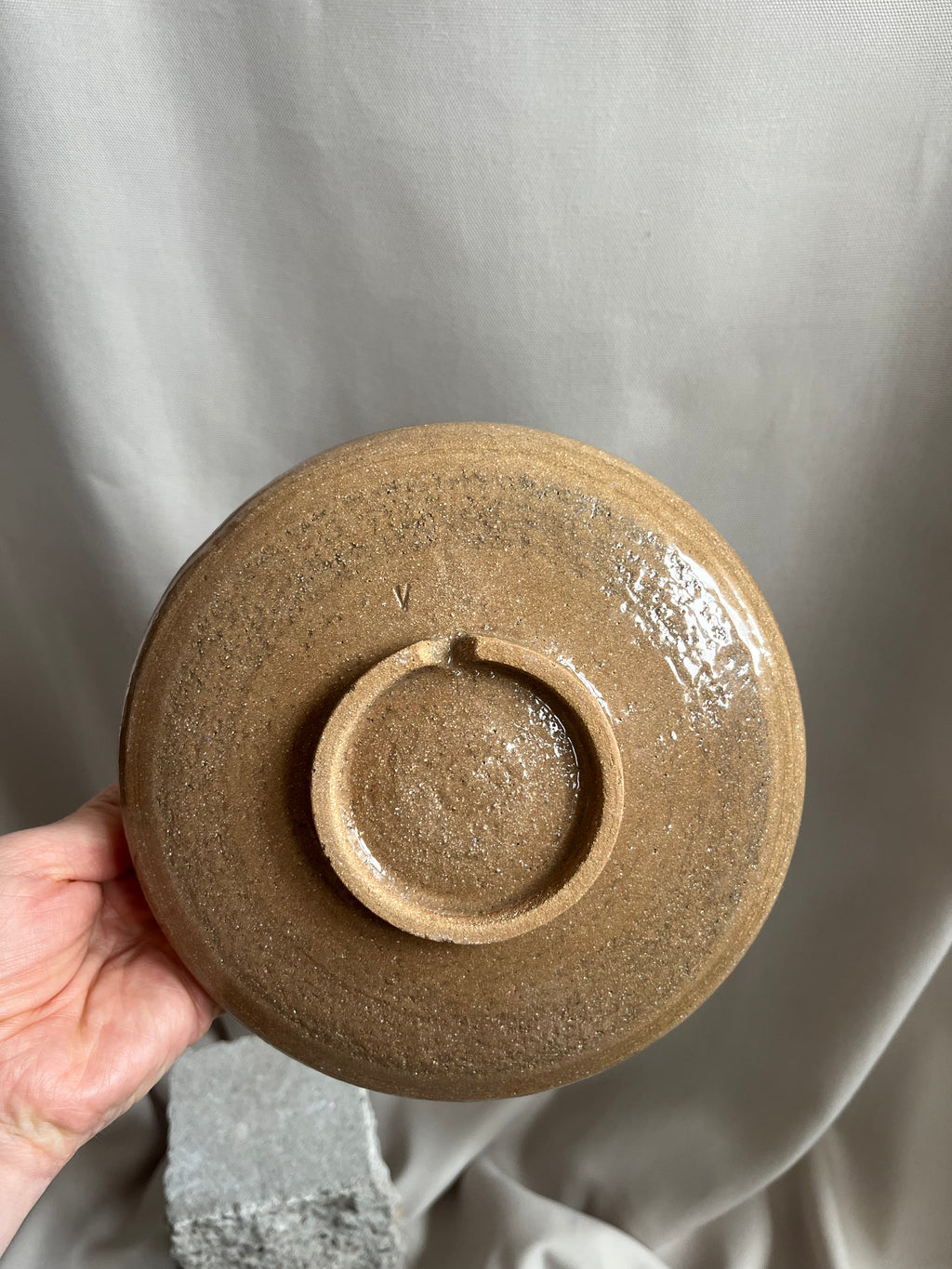 Handgedrehte Keramikschale Everyday Bowl von project.void._, Unterseite mit getrimmtem Fuß, auf Stein
