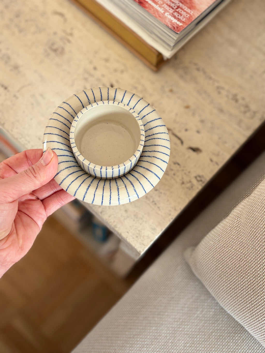Espresso set aus Tasse und Untertasse mit ganz feinen blauen Linien auf weißem ton