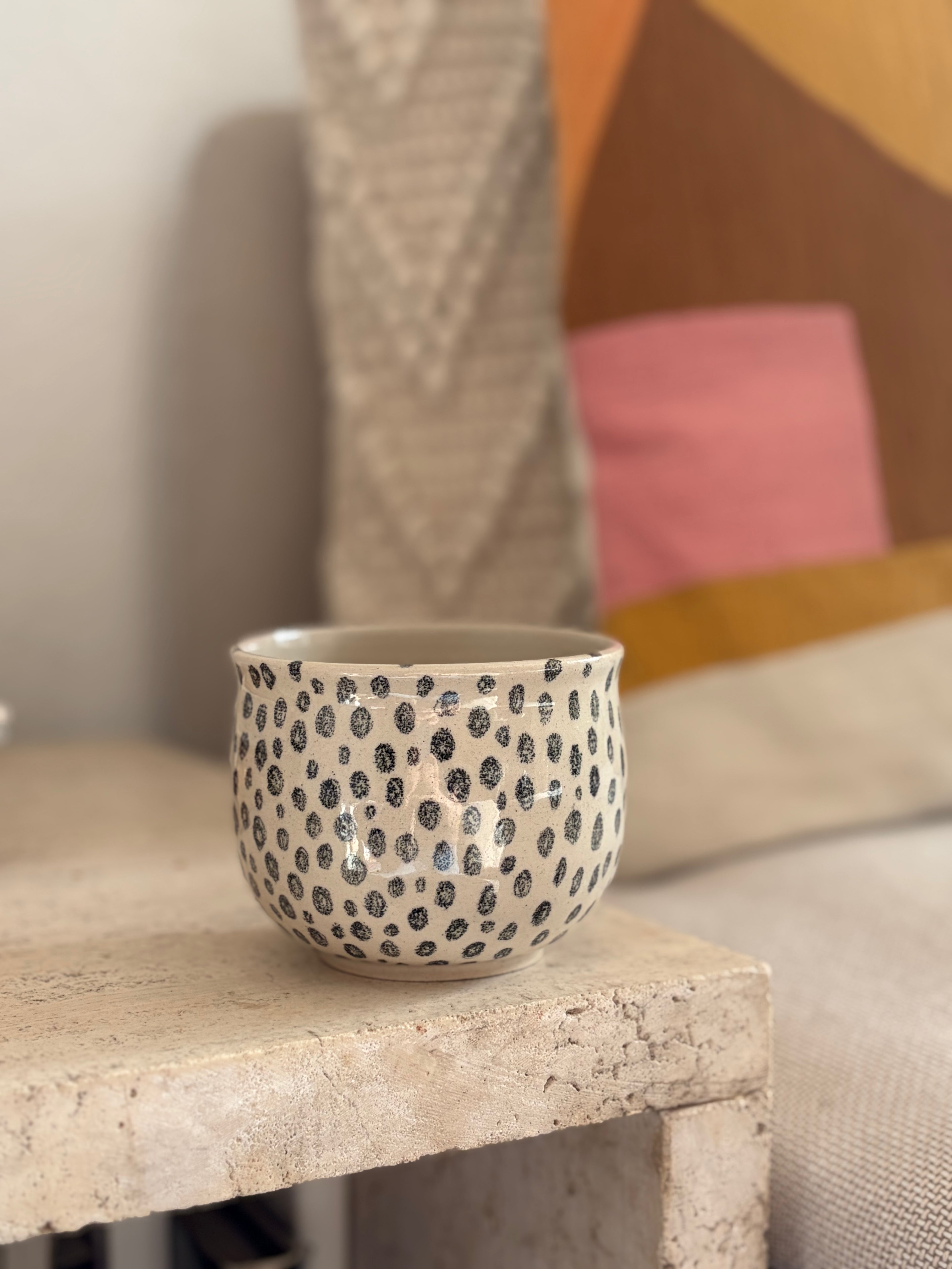 handgemachter keramikbecher mit schwarzenpunkten