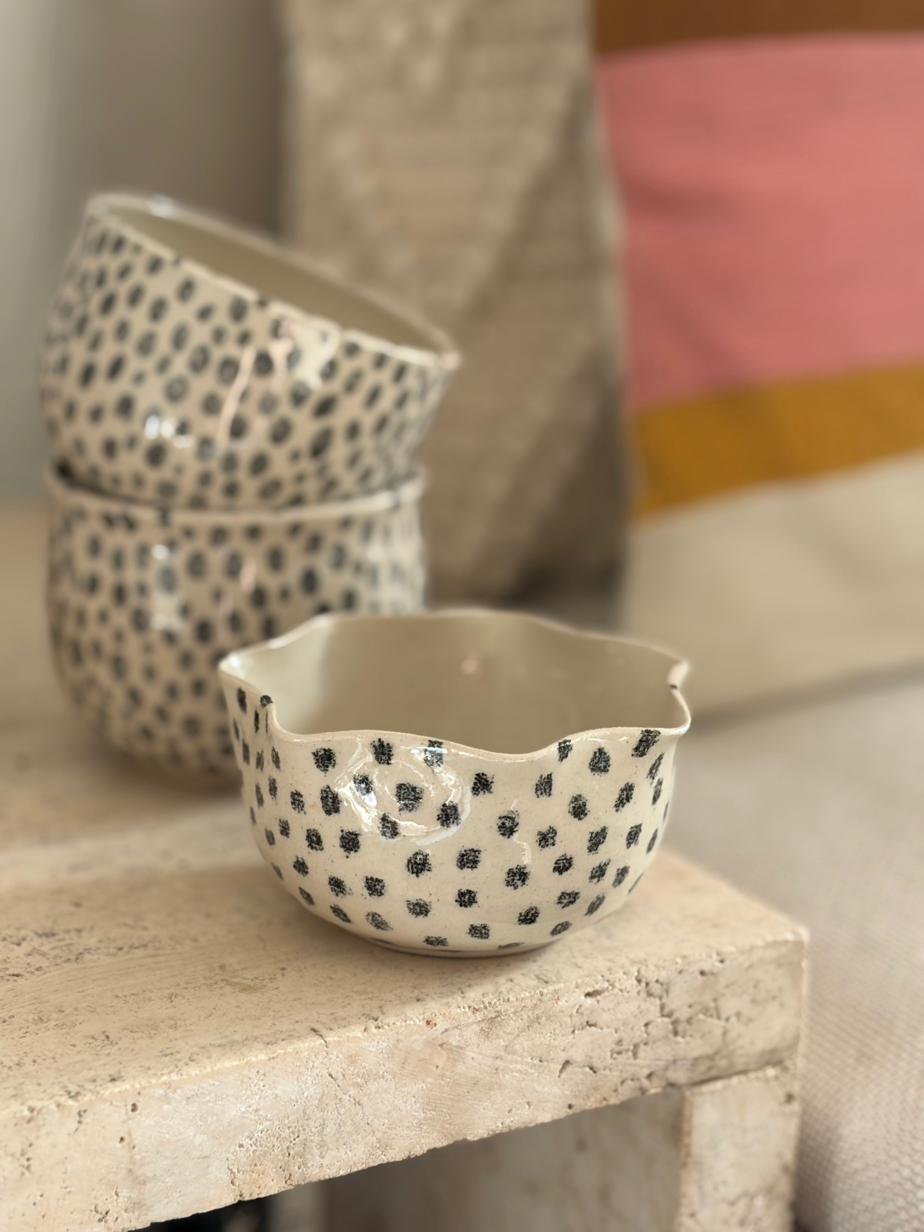 Freckles Flower Cup auf einem Marmortisch vor zwei anderen bechern 