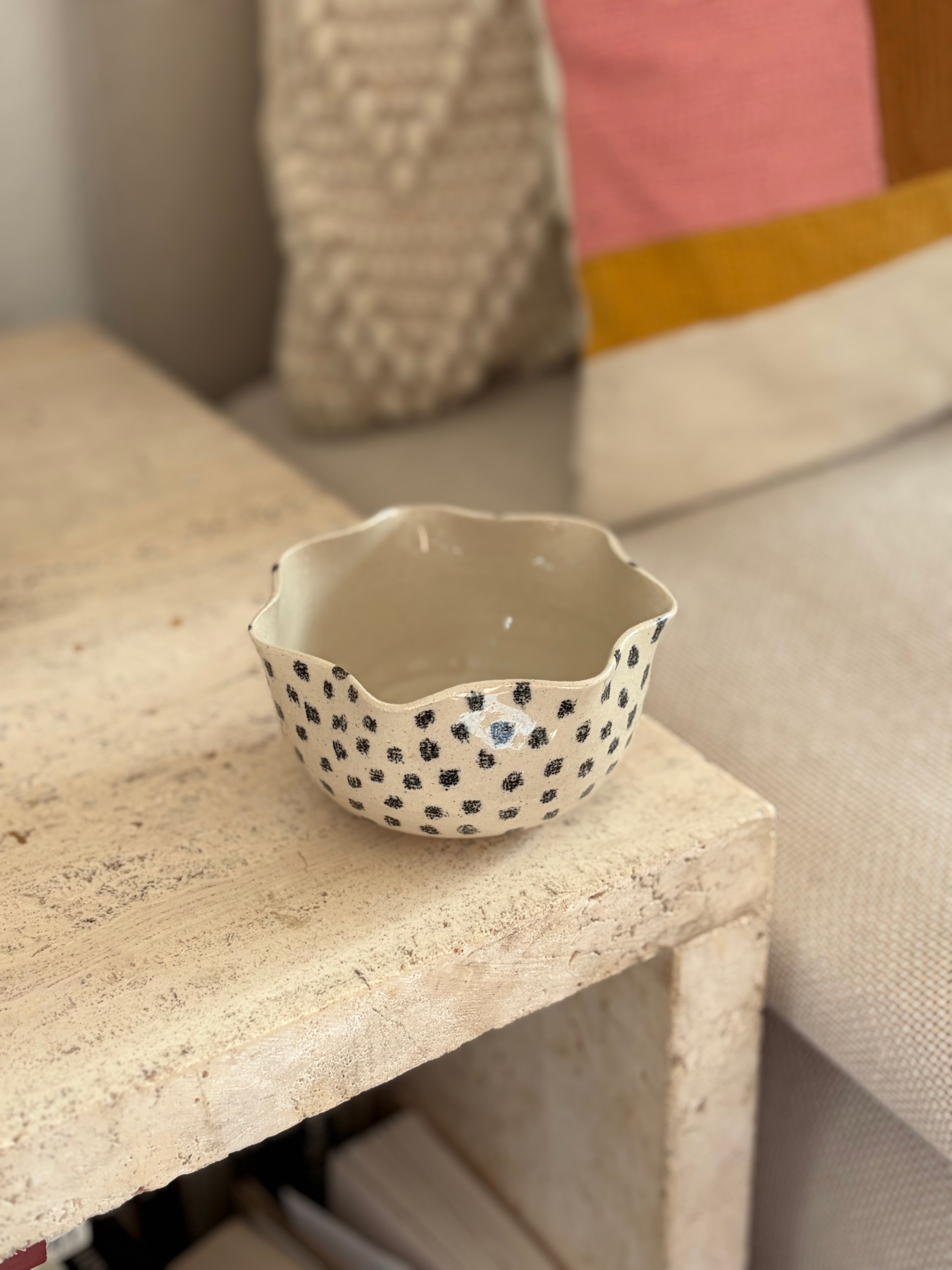 Handgedrehter Keramikbecher in Blumenform mit schwarzen Punkten 