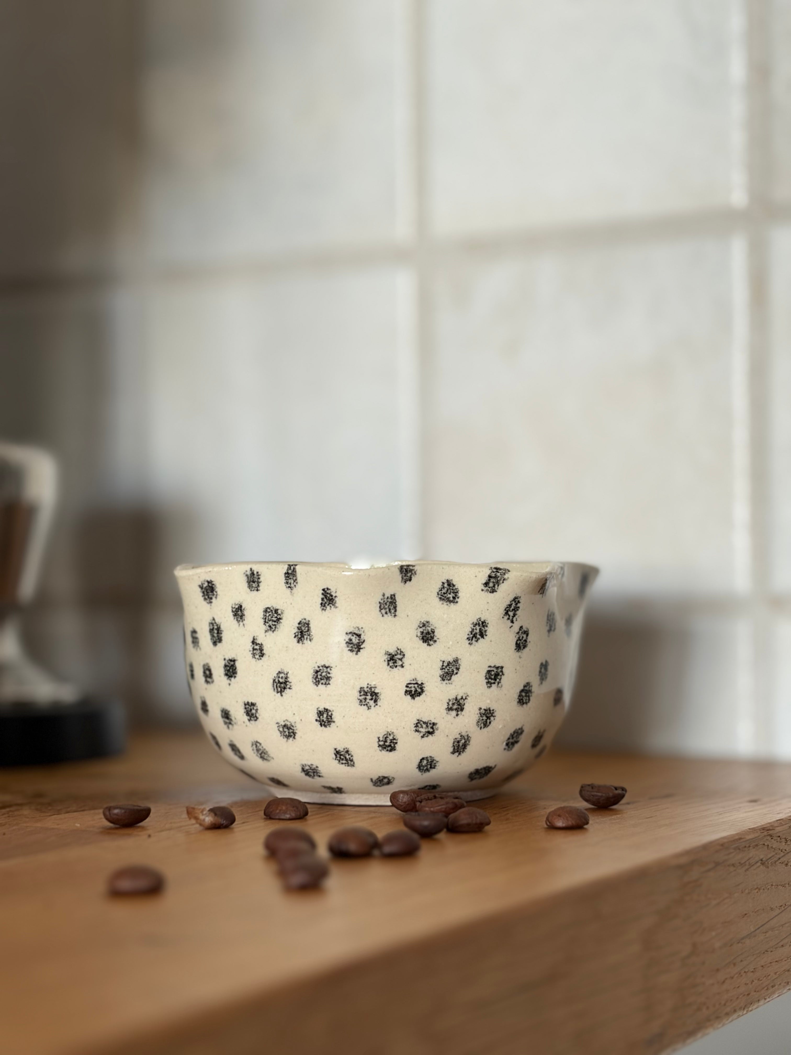 handbemalter becher in Blumenform, mit schwarzen punkten auf kpchenzeile 