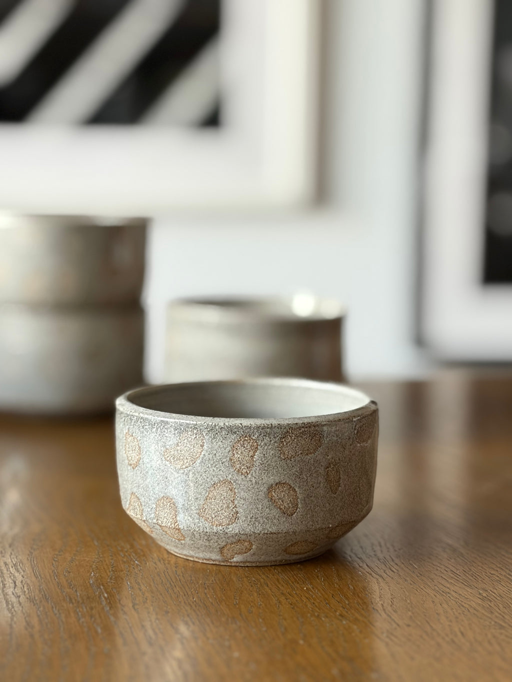 Leo Stone cup, handgemachter Keramikbecher Nahaufnahme 