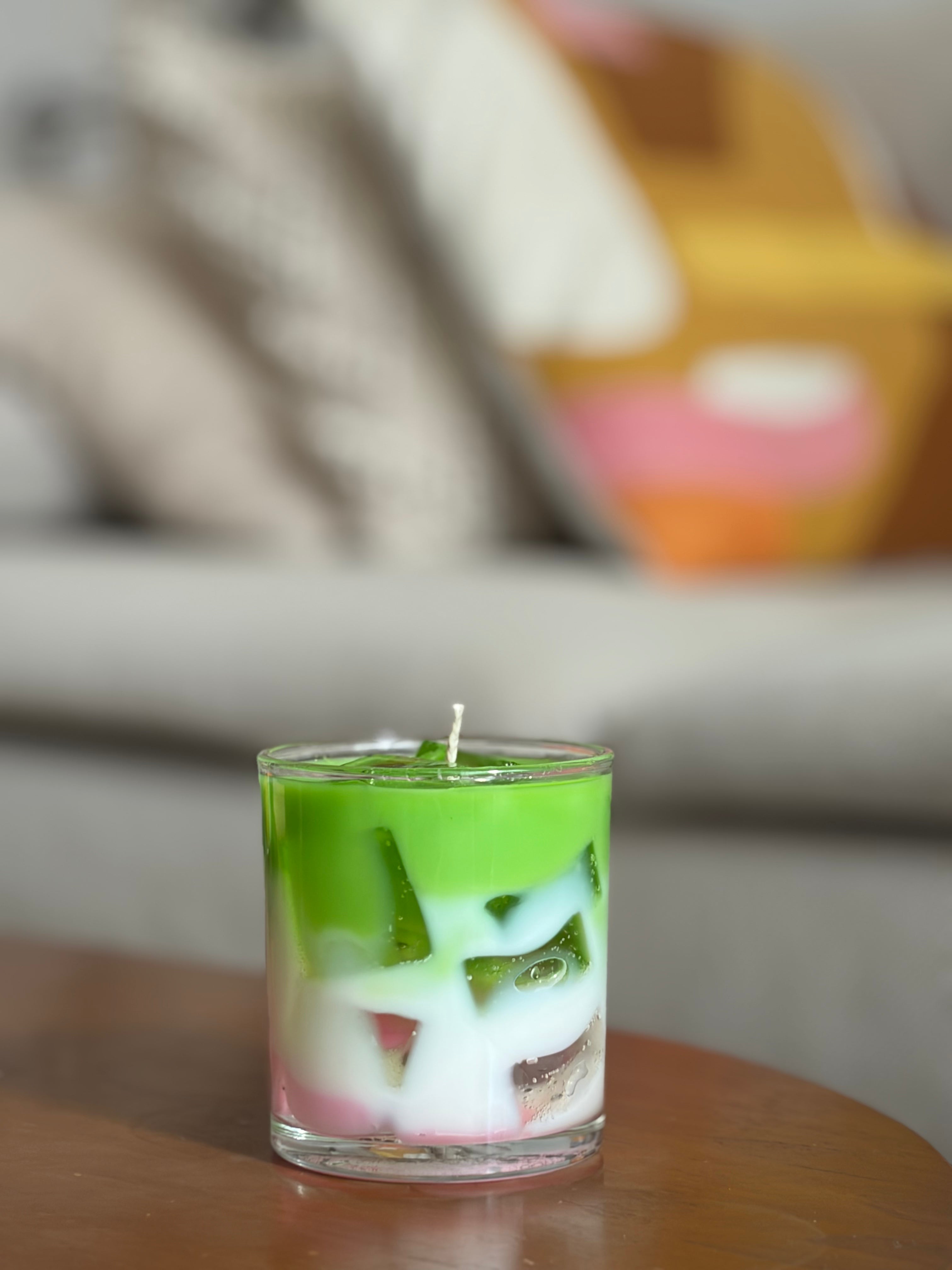 Ästhetische Strawberry Matcha Dekokerze platziert auf einem hölzernen Couchtisch. Rückseite 