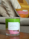 Handgegossene Strawberry Matcha Duftkerze aus Kokoswachs im Glas mit zweifarbiger Schichtung in Grün und Rosa.