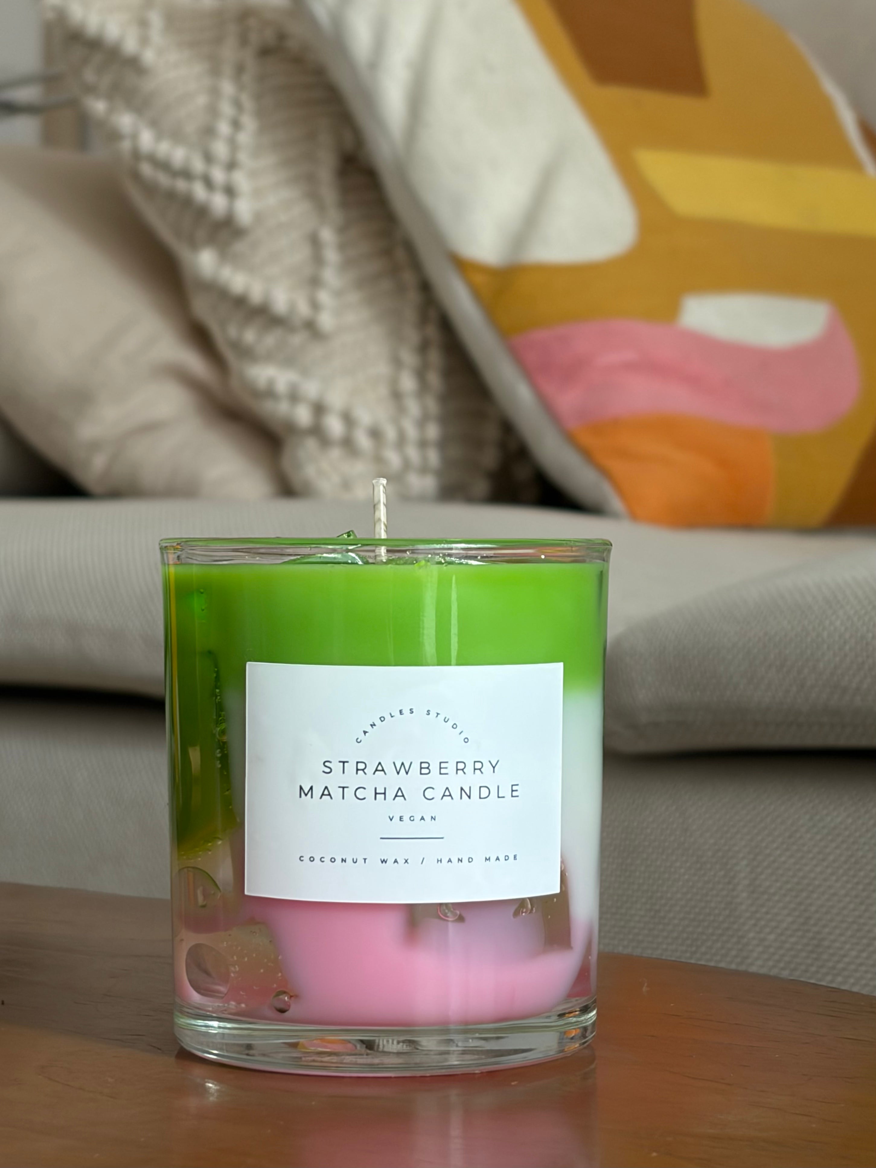Handgegossene Strawberry Matcha Duftkerze aus Kokoswachs im Glas mit zweifarbiger Schichtung in Grün und Rosa.