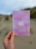 bunte karte mit Spruch "no risk no story no magic" am strand 