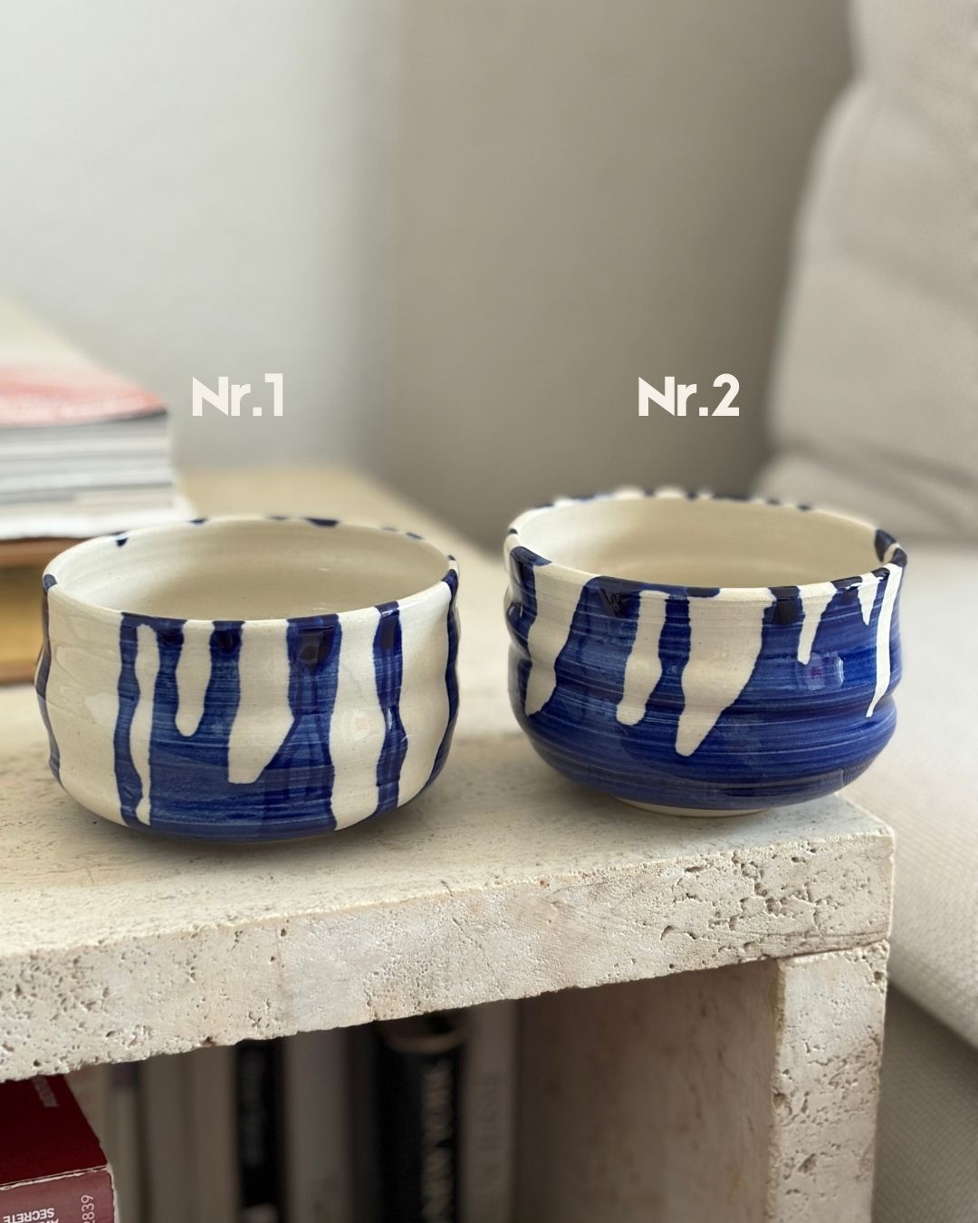 2 handgemachte Keramikbecher nebeneinander damit die verschiedenen blauen Glasuren erkennt 