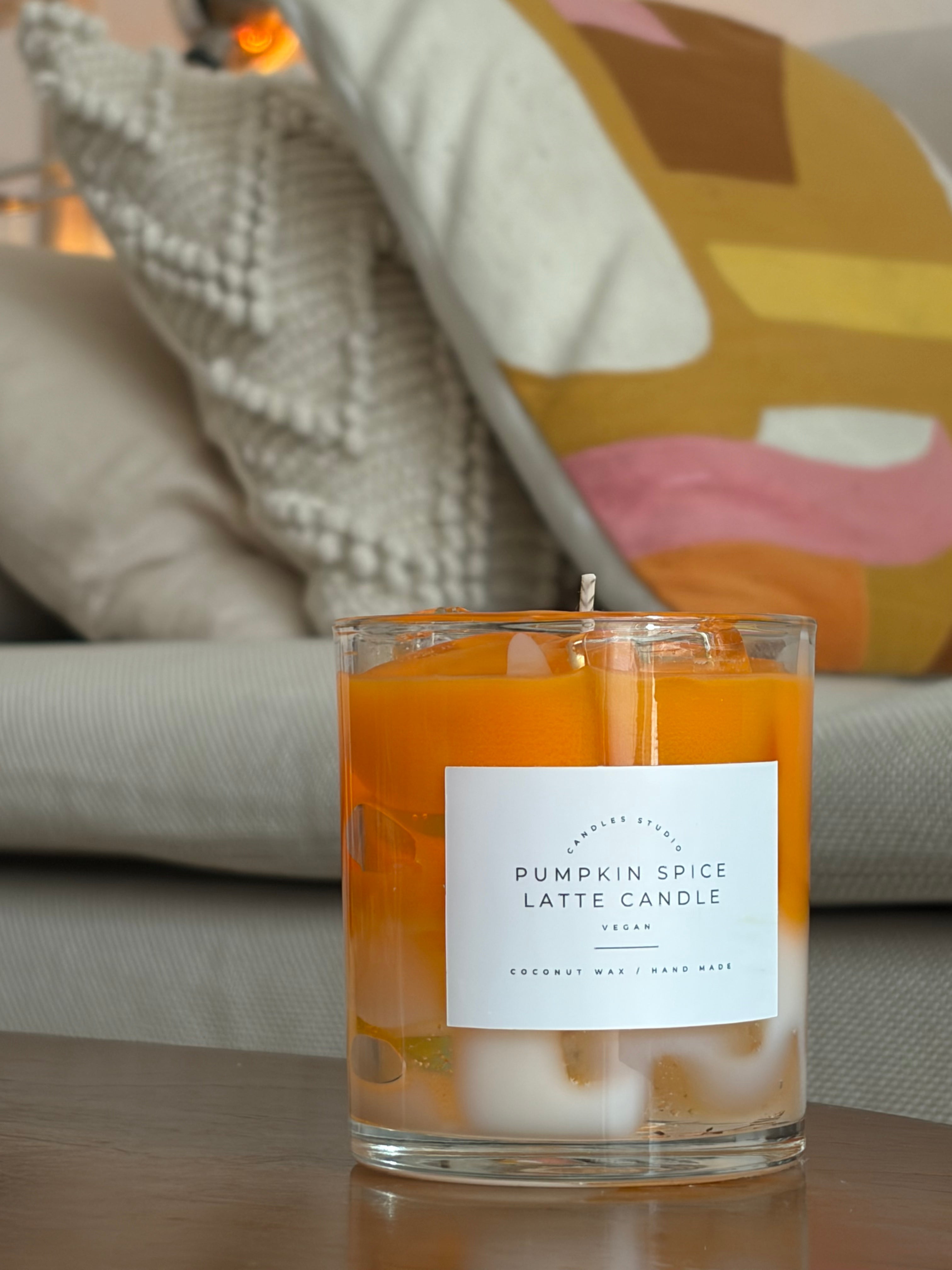 Kerze im glas die aussieht wie pumpkin spice Latte, handgemacht aus kokoswachs 