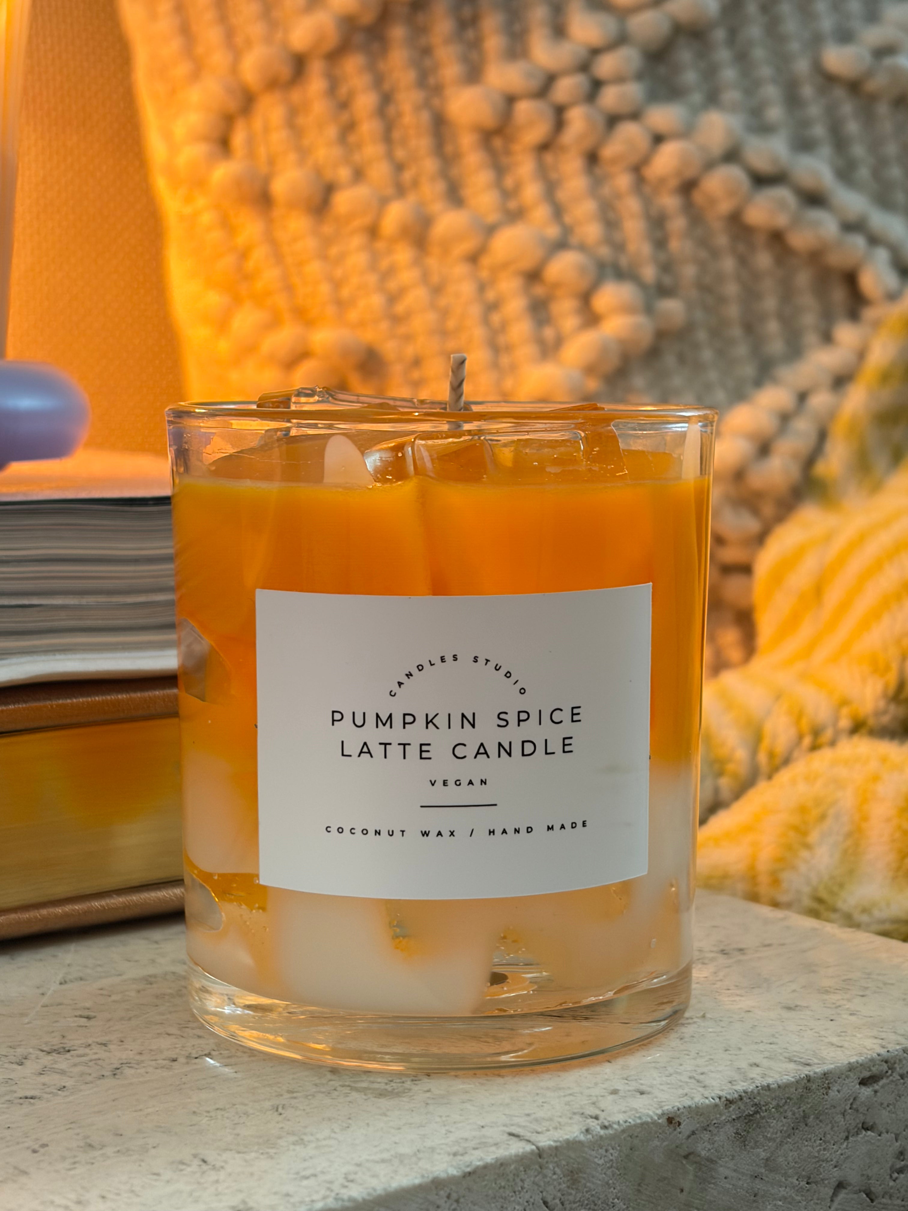 Getränkekerze die aussieht wie Pumpkin Spice Latte in Sofa ecke 