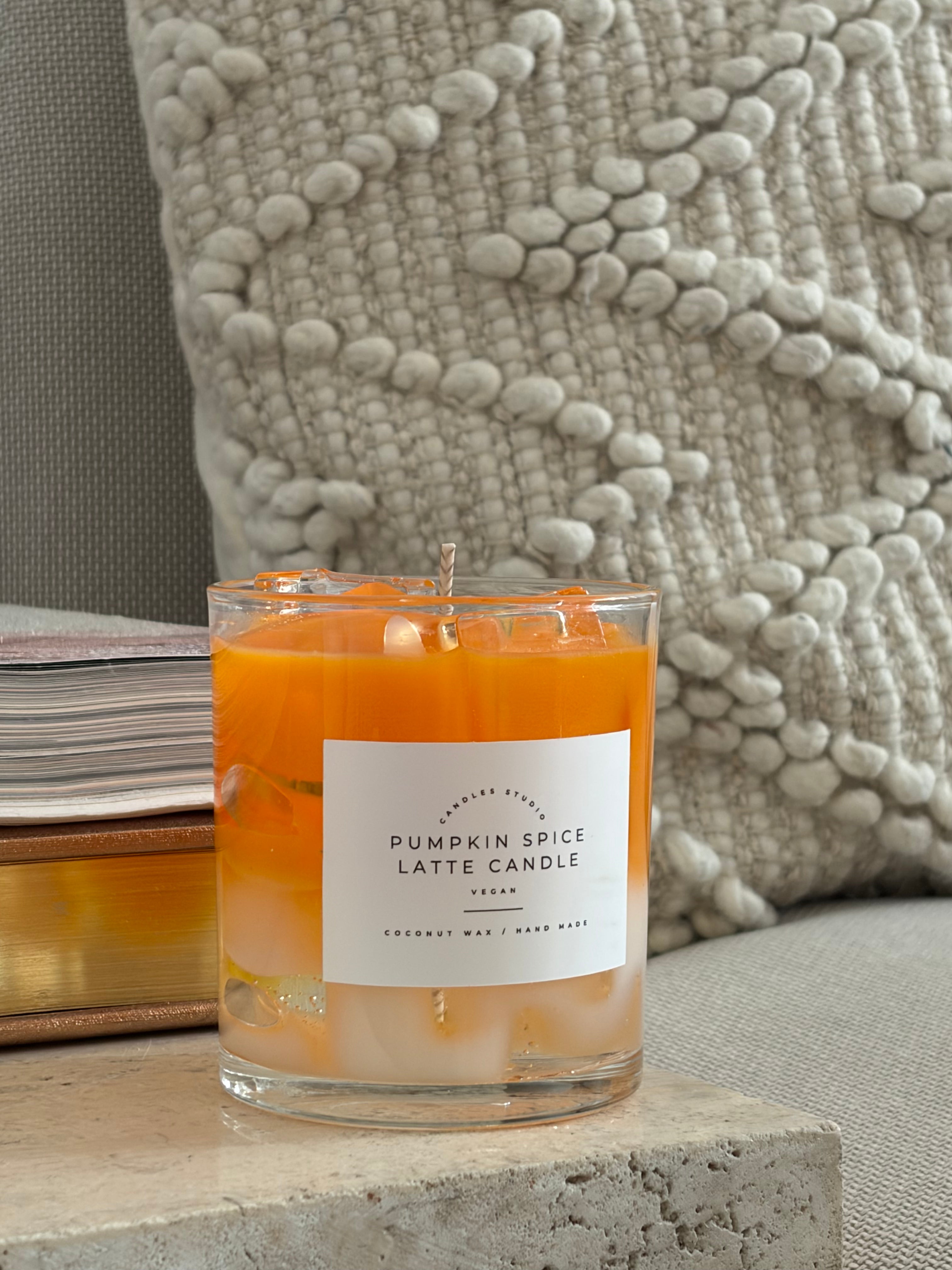 pumpkin spice duftkerte mit vanille und gewürz duft. handgemacht aus kokoswachs 