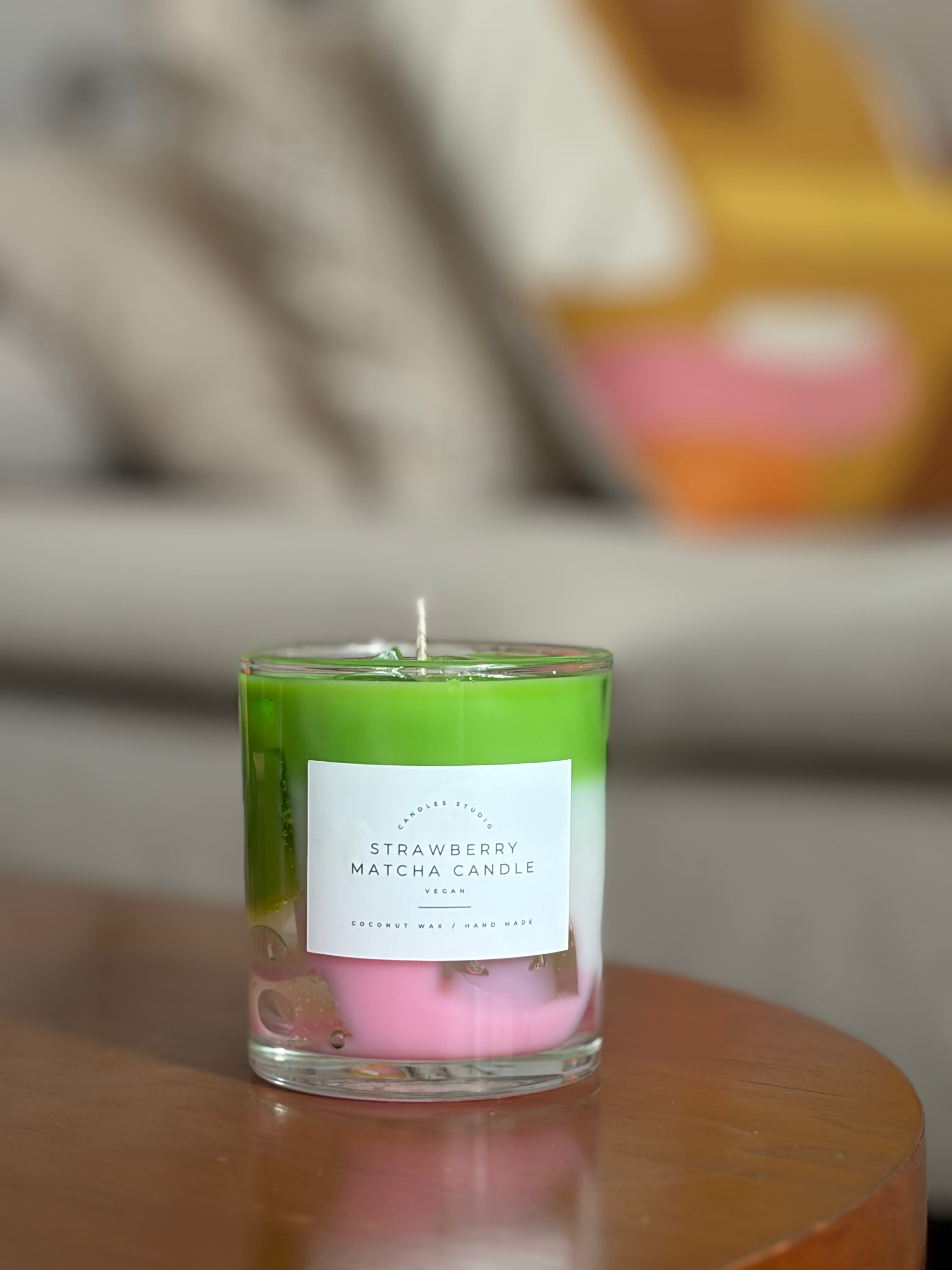 Nahaufnahme einer Strawberry Matcha Kerze mit realistischen Wachs-Eiswürfeln und cremiger Matcha-Optik.