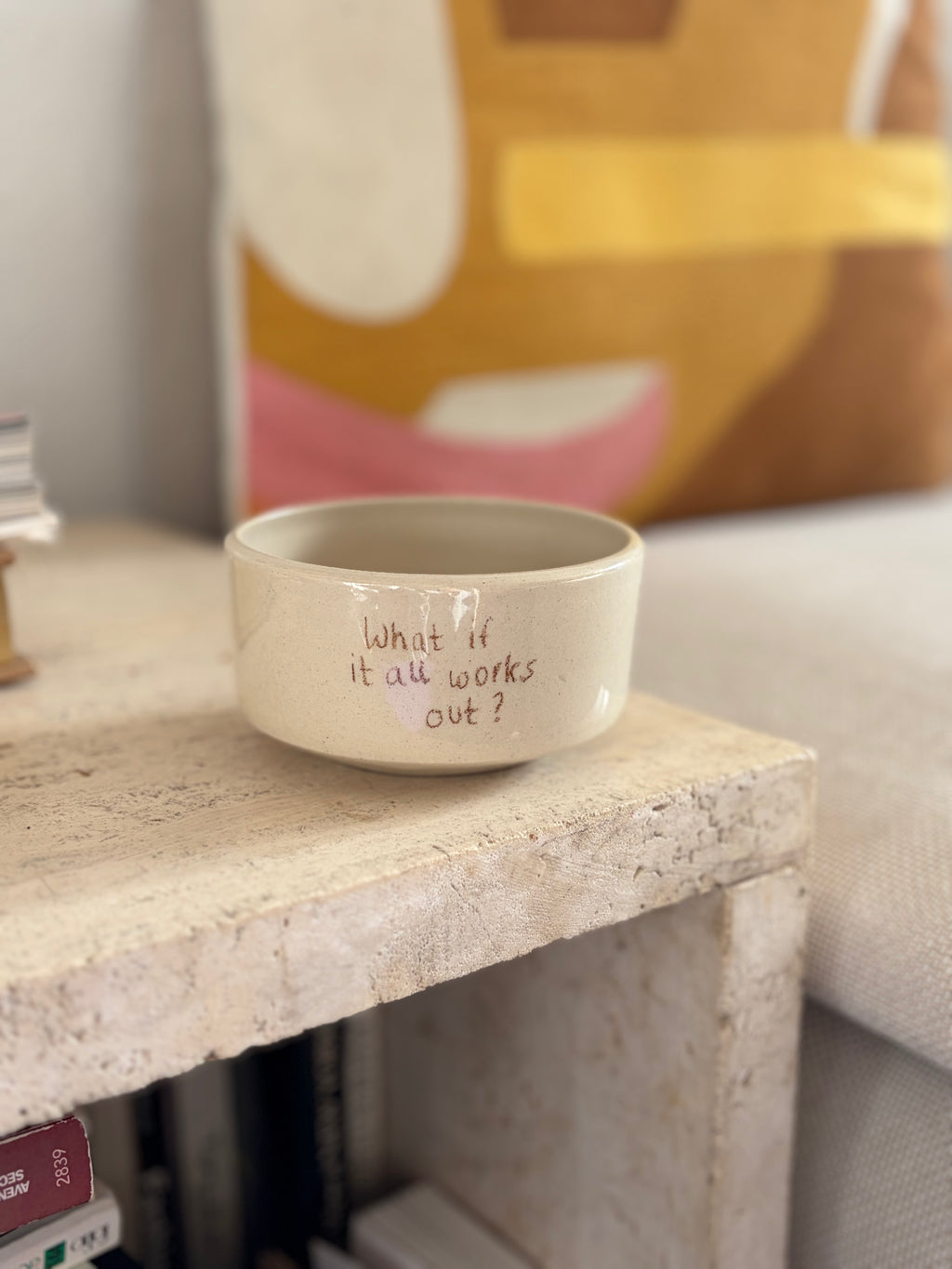 Handbeschrifteter Keramikbecher mit der Aufschrift "What if it all works out" 